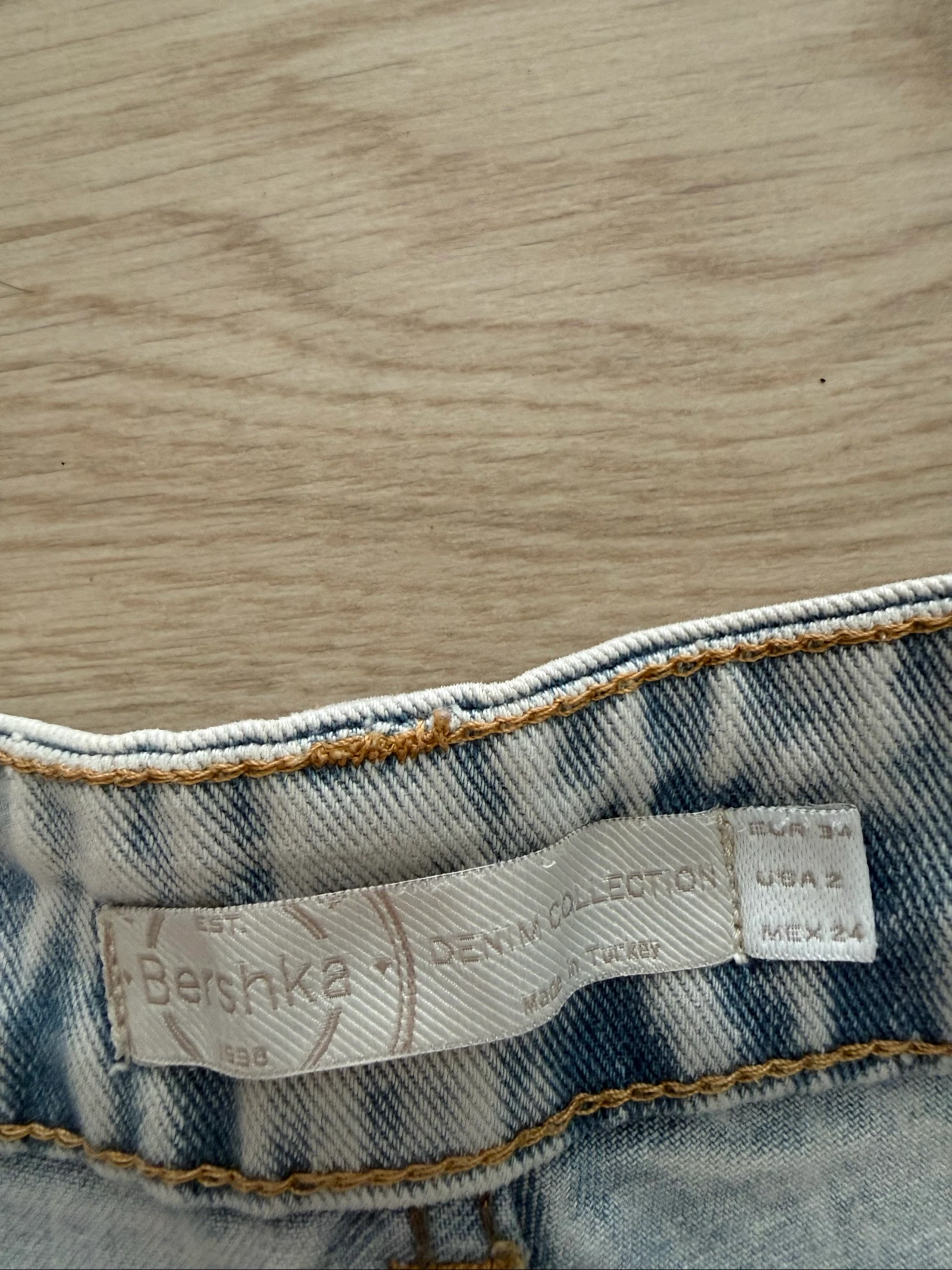 Shorts em jeans azul claro rasgado Bershka tamanho 34 PP – photo 5